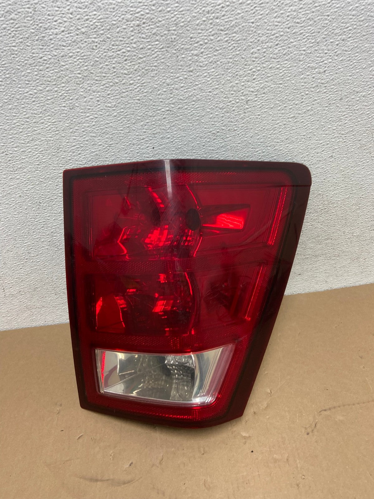 2005 - 2006 Jeep Grand Cherokee Right Passenger Rh Tail Light AD6425 LK0