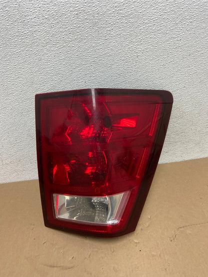 2005 - 2006 Jeep Grand Cherokee Right Passenger Rh Tail Light AD6425 LK0
