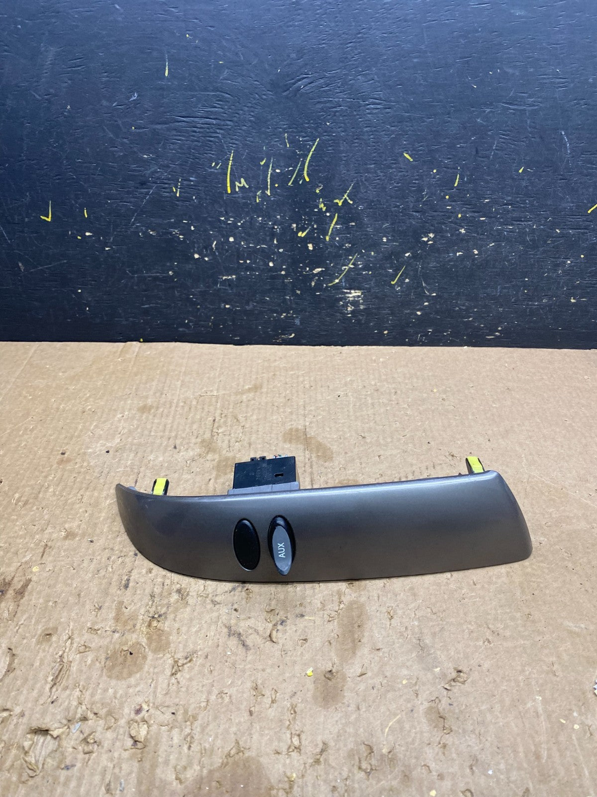 2004 to 2010 Toyota Sienna Right Side Radio Switches Bezel Trim Z7260 DG0