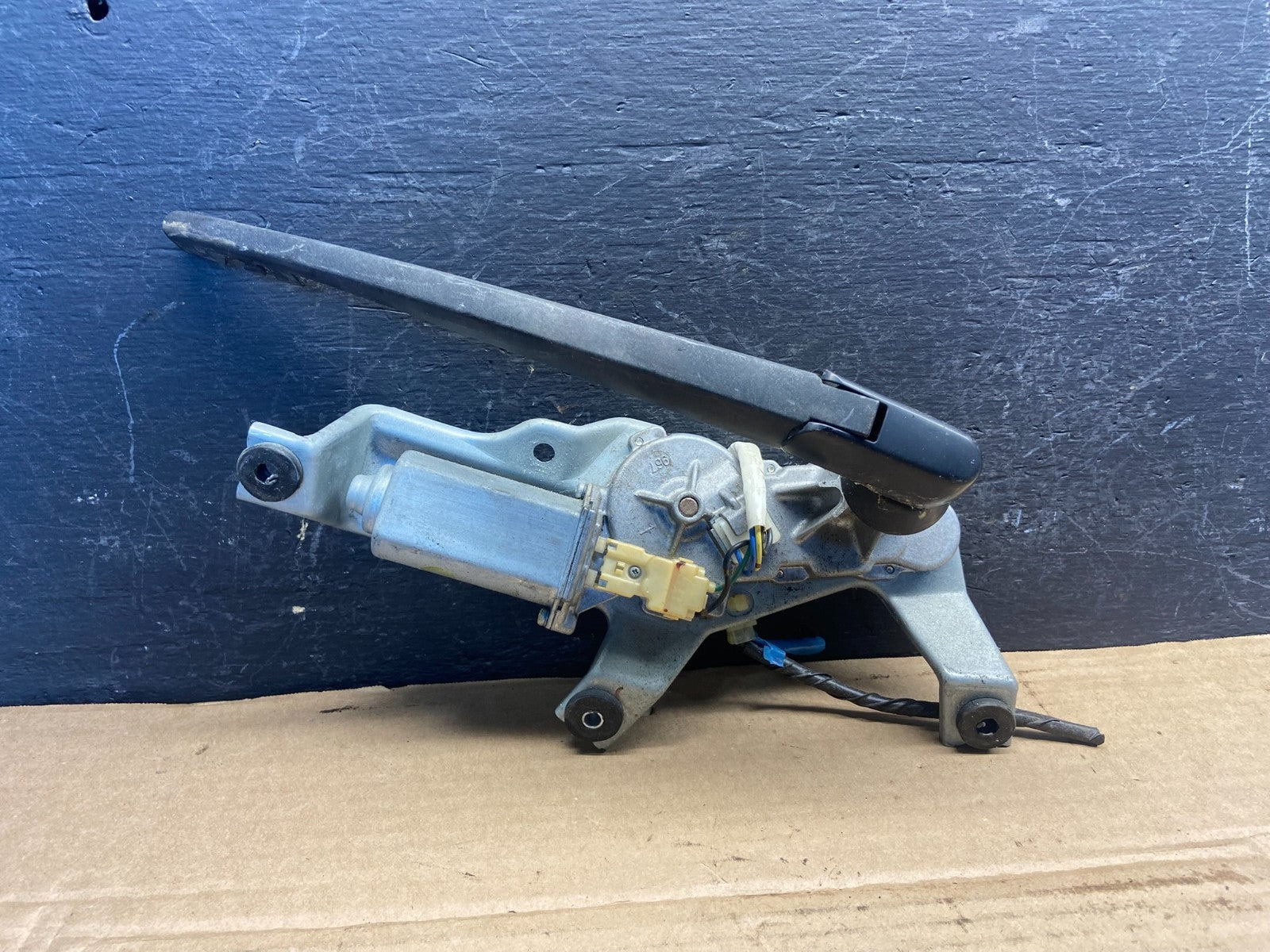 2005 to 2009 Subaru Legacy Outback Rear Windshield Wiper Motor AE25160