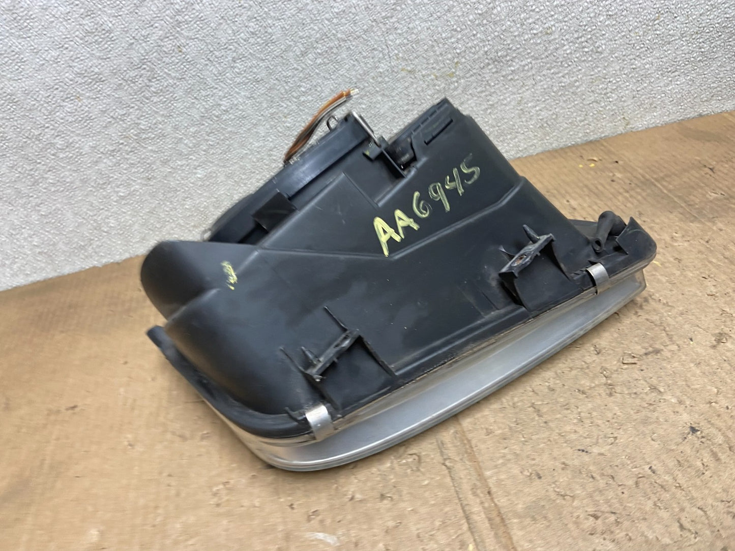 2002-2006 Volkswagen Jetta Left Driver LH Side Headlight AA6945 DW5