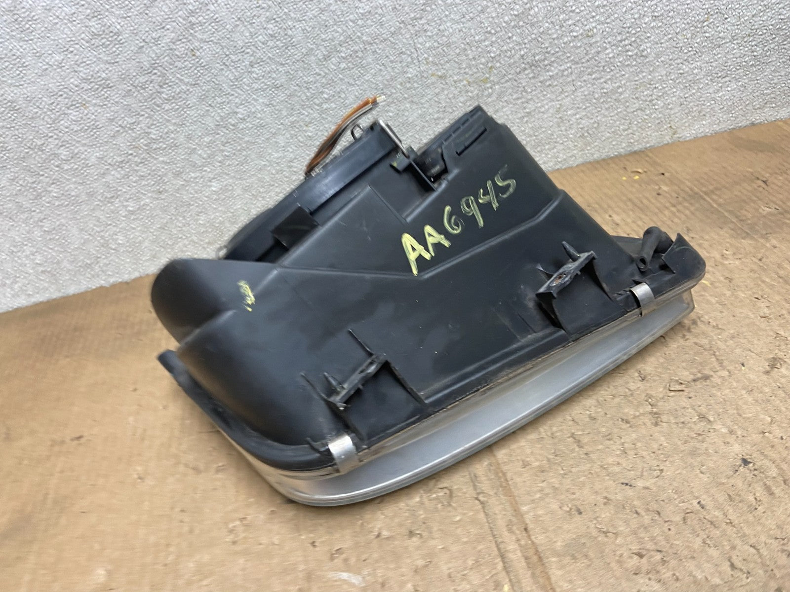 2002-2006 Volkswagen Jetta Left Driver LH Side Headlight AA6945 DW5
