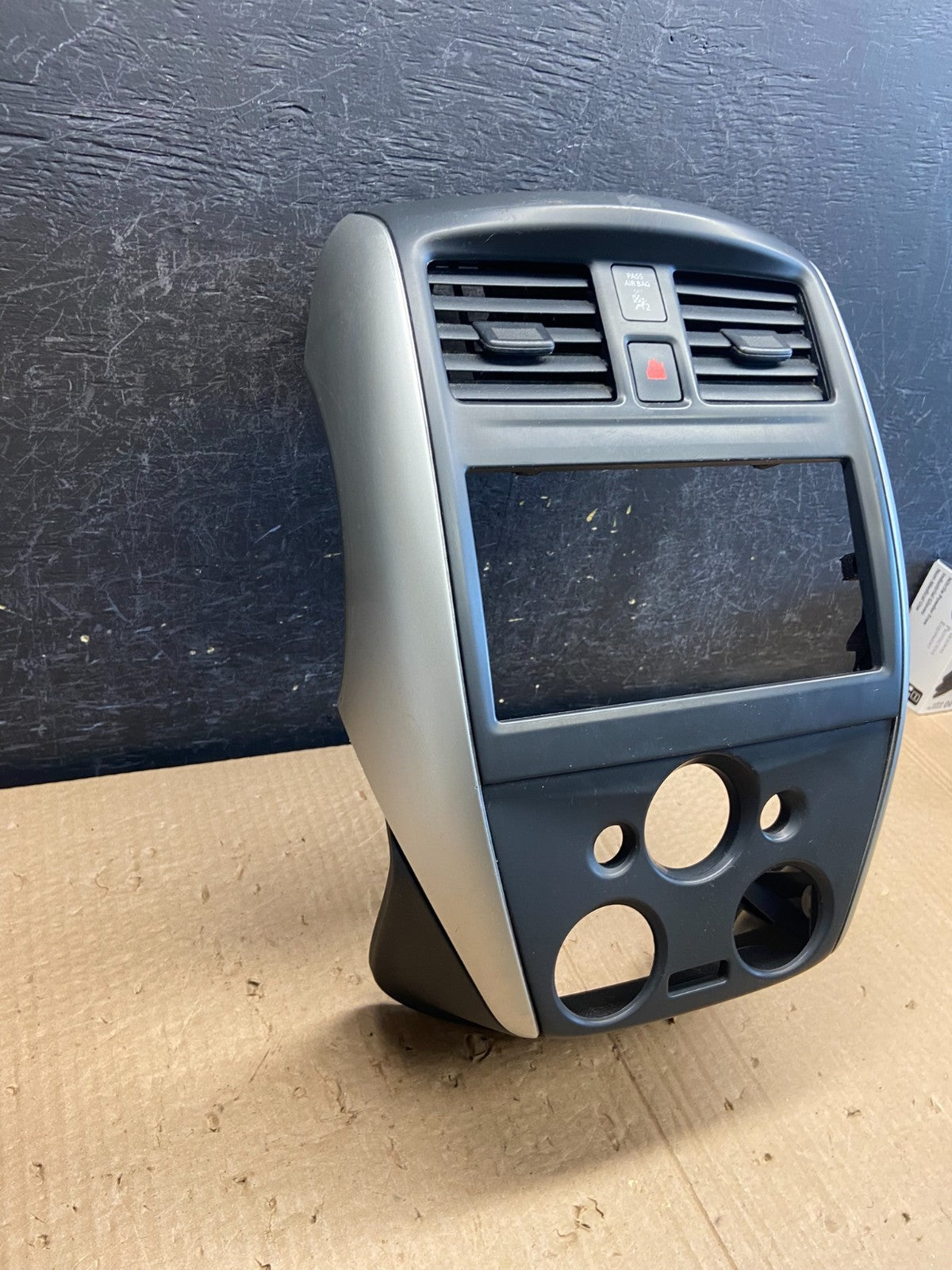 2015-2019 Nissan Versa Hatchback Center Dash Radio Climate Bezel Air Vent af63652