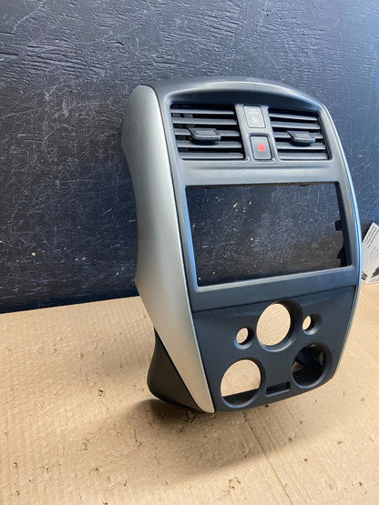 2015-2019 Nissan Versa Hatchback Center Dash Radio Climate Bezel Air Vent af63652