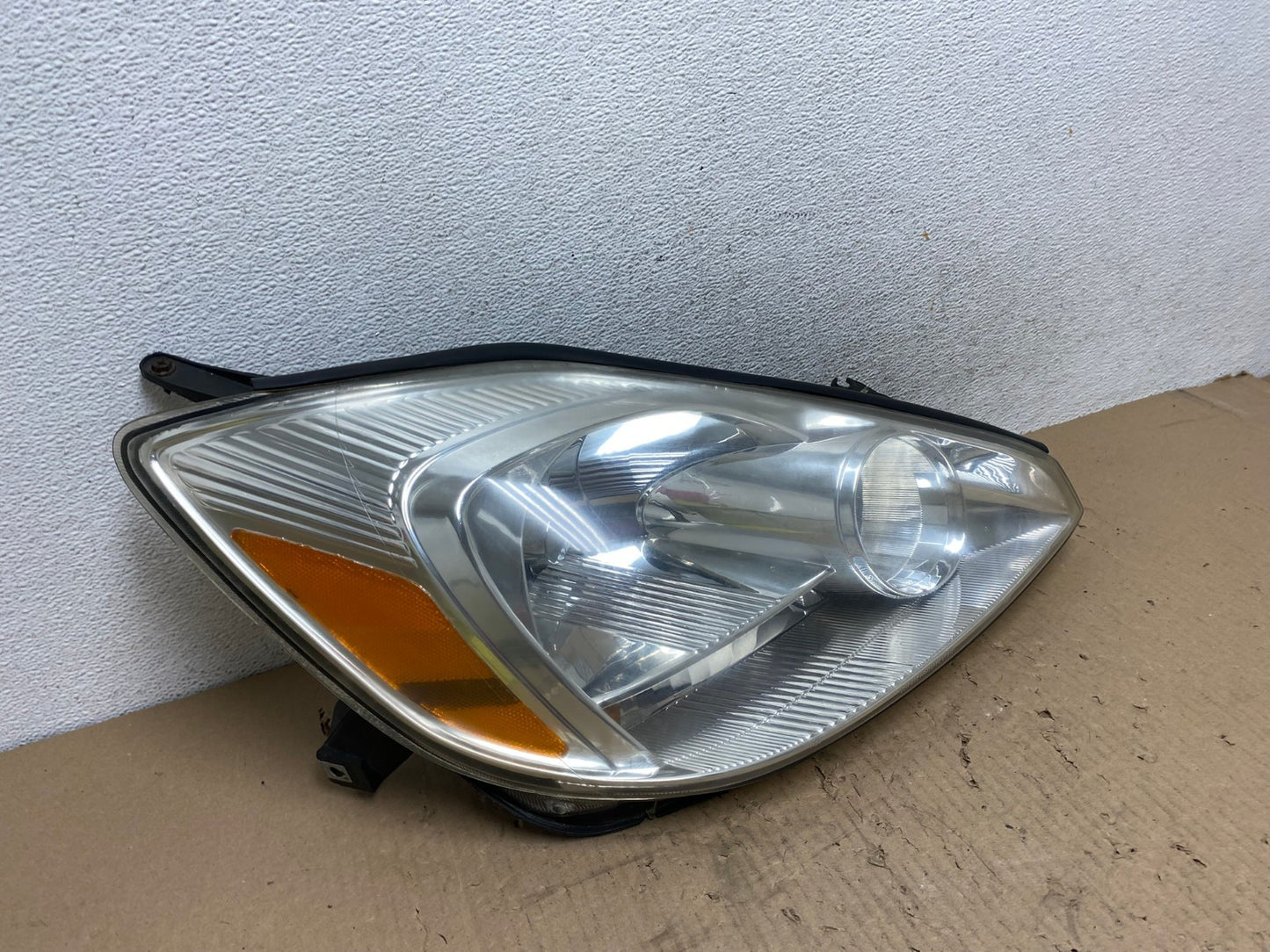 2004-2005 Toyota Sienna Right Passenger Halogen Headlight TYC AE8816 LK2
