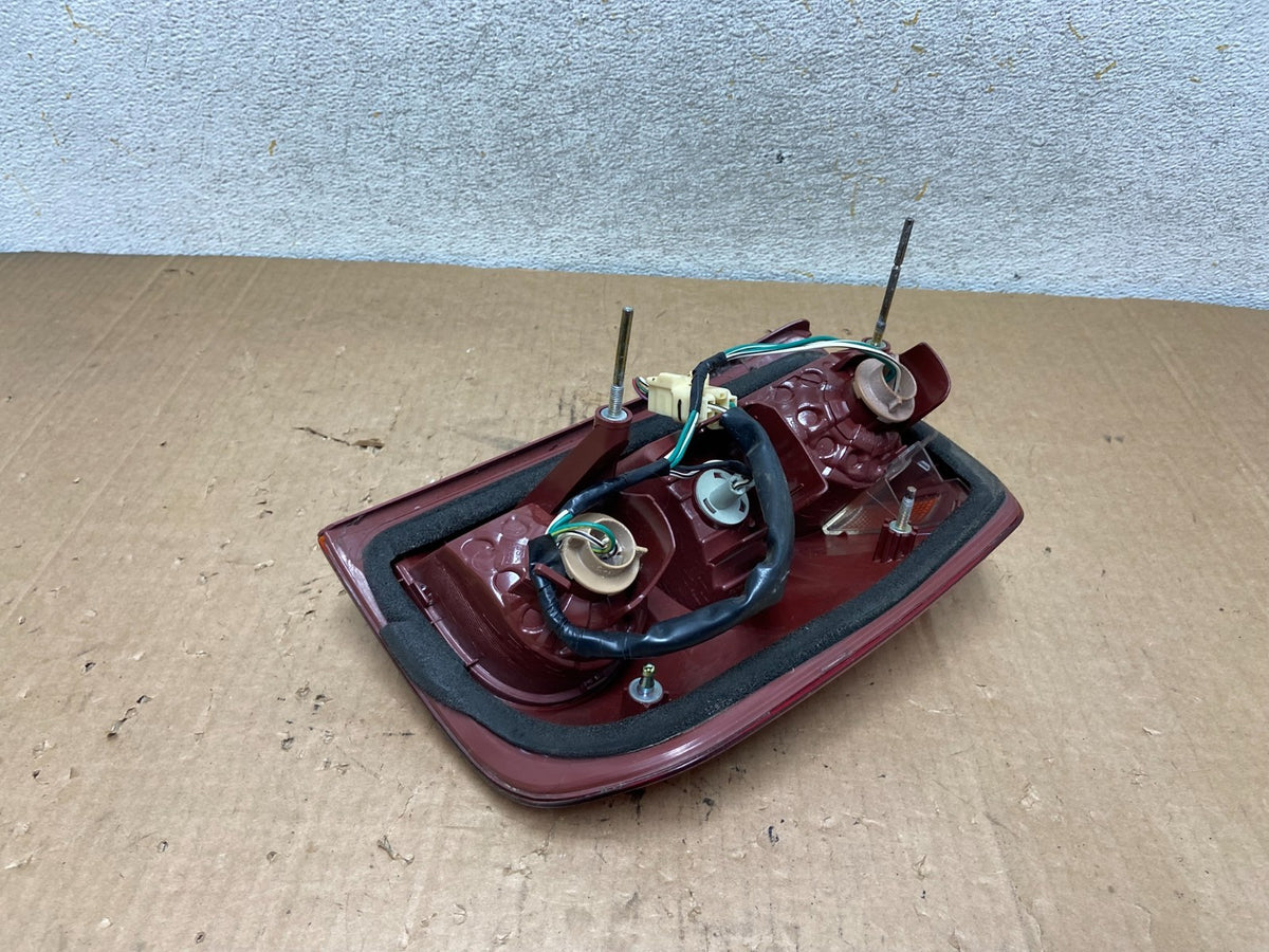 2004 2005 Toyota RAV4 Left Driver LH Side Tail Light AI9030 LK5