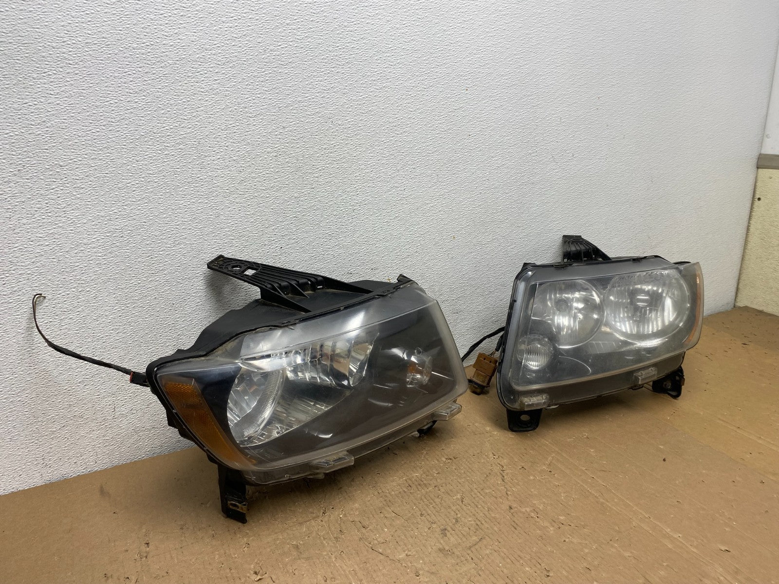 2011-2013 Jeep Grand Cherokee Left+Right Halogen Headlights AD8230 DW2