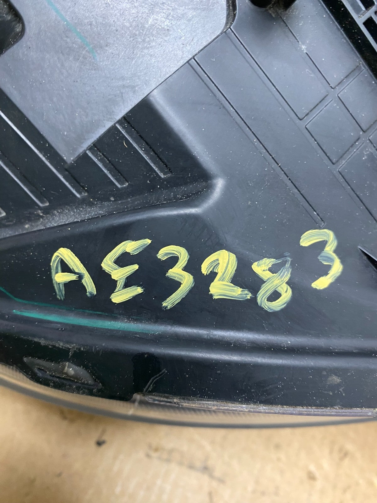2014 to 2015 Kia Sorento Left Driver LH Side Headlight Halogen AE3283 DW10