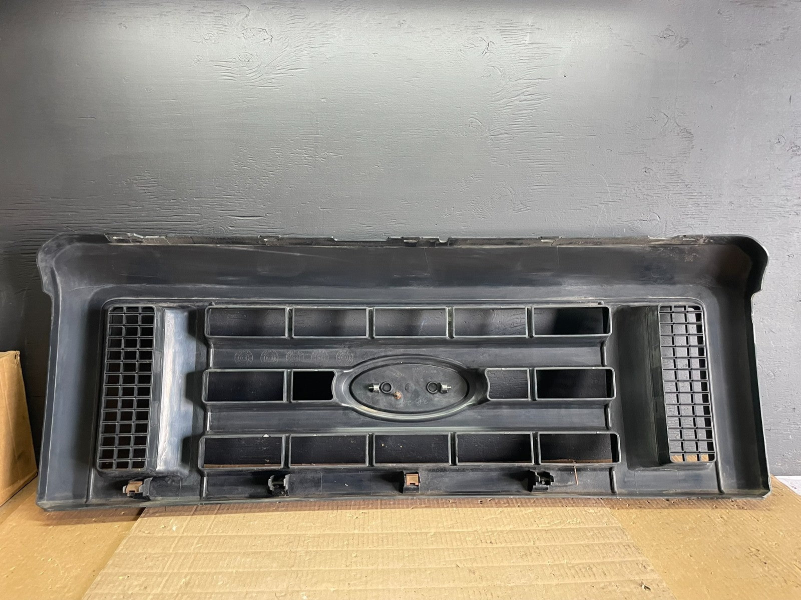 2008 to 2014 Ford Econoline E150 E250 Front Upper Chrome Grill Grille ab7682 DG4