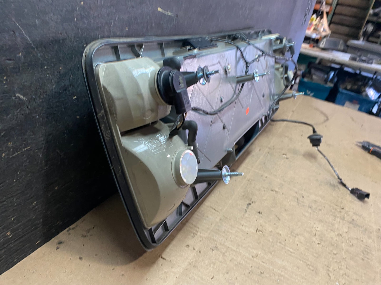 2004-2009 Cadillac SRX Trunk Panel Lid Backup License Plate U6424 DG8