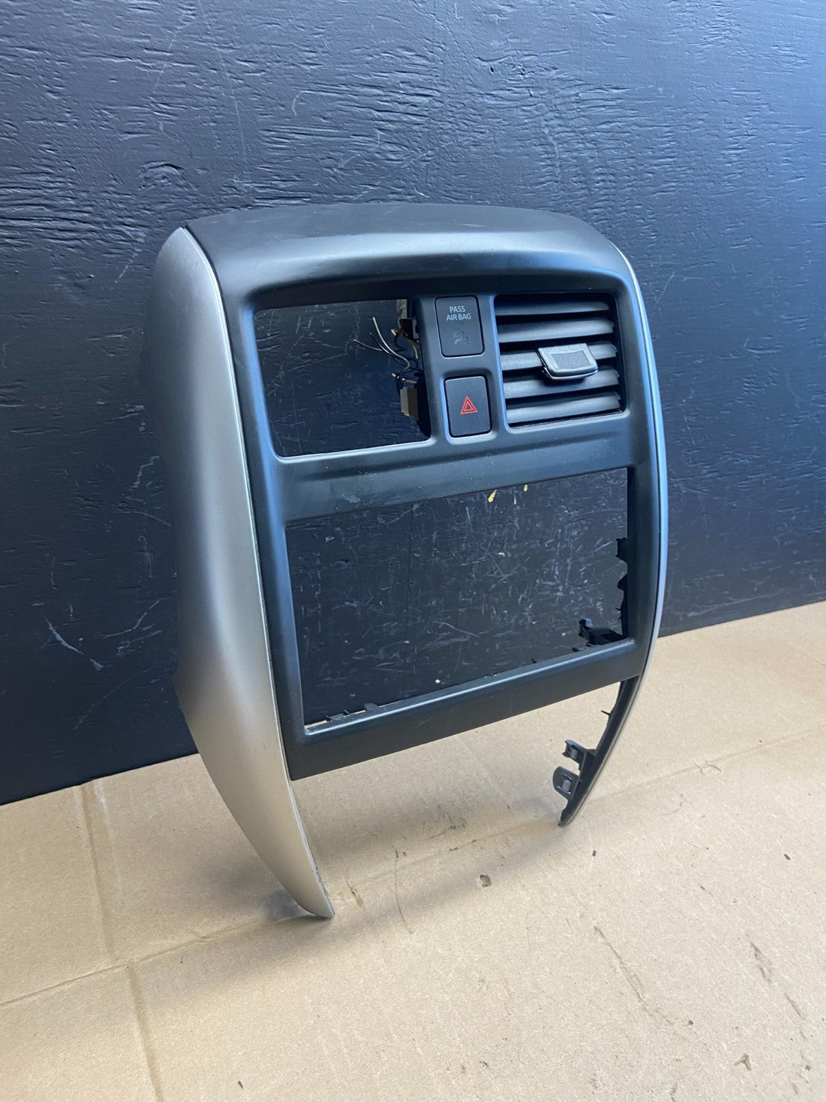 2015-2019 Nissan Versa Hatchback Center Dash Radio Climate Bezel Air Vent AB93022