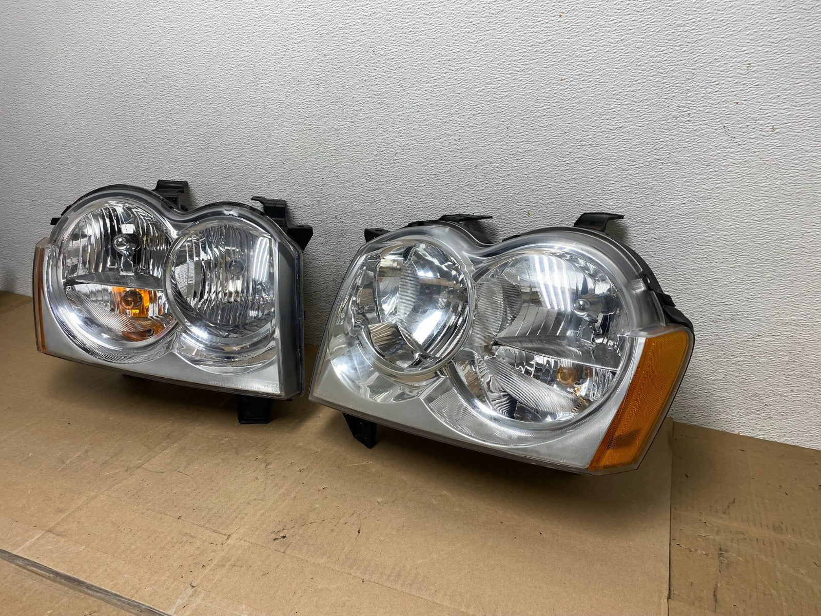 2005-2007 Jeep Grand Cherokee Left+Right Halogen Headlights DEPO AE6704 DW1