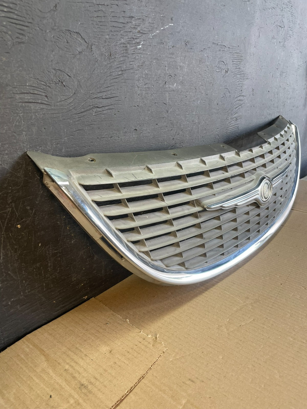 2001 to 2004 Chrysler Town & Country Front Upper Grill Grille AE3535 DG2