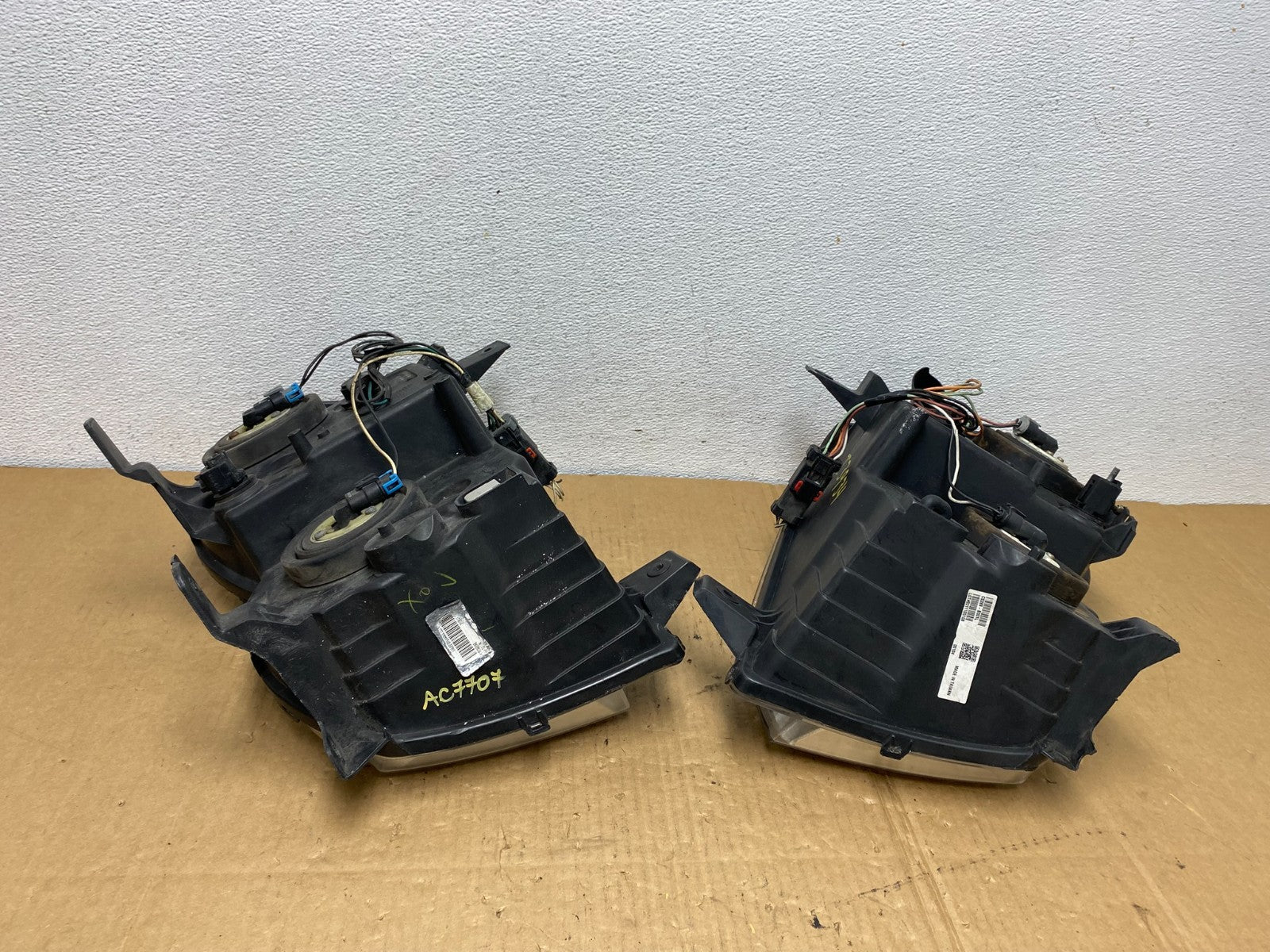 2009-2010 Jeep Grand Cherokee Left+Right Set Halogen Headlights AC7707 DW9