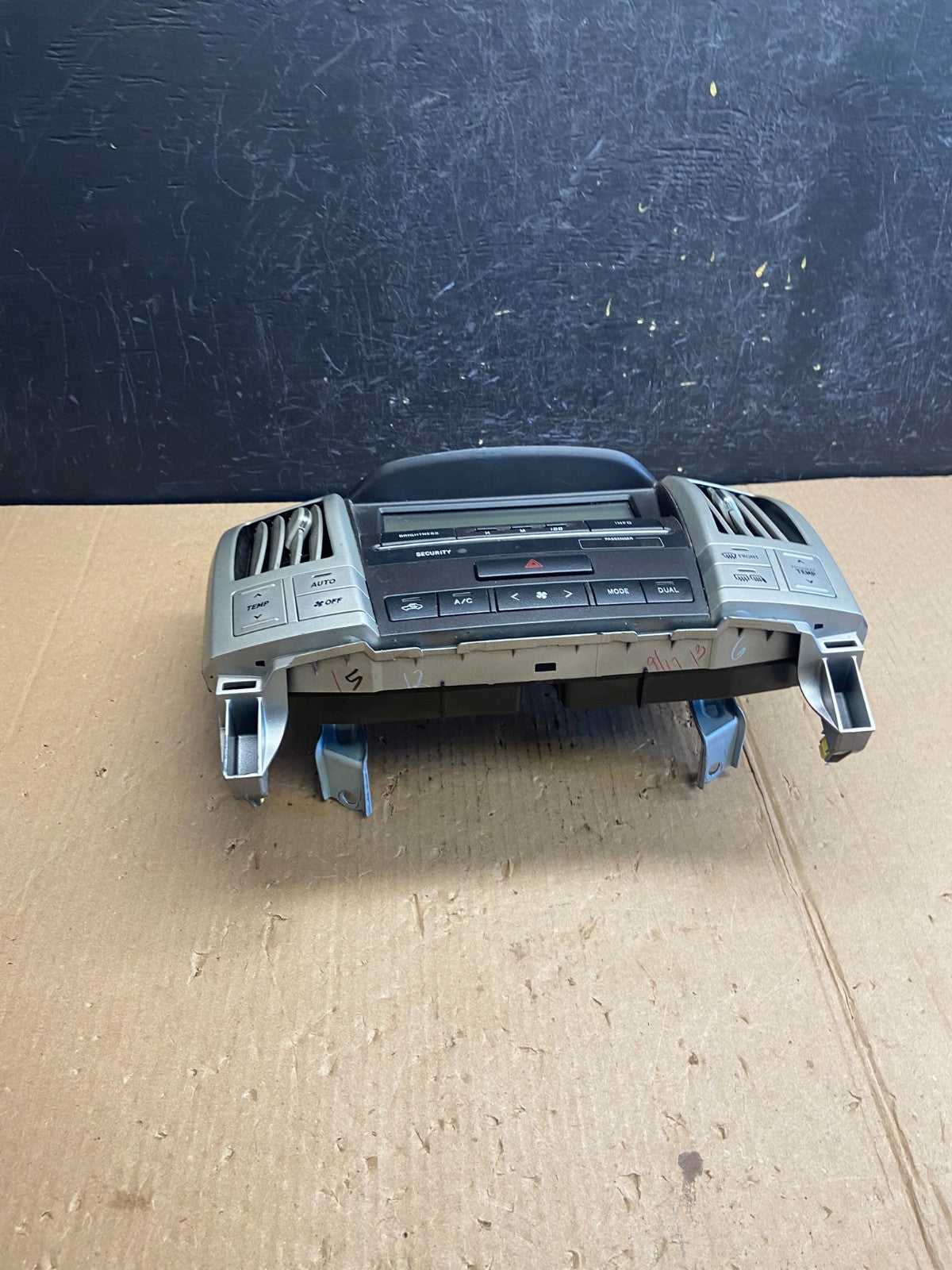 2005-2009 Lexus RX330 RX350 Radio AM/FM Climate Air Vent AE3848 DG3