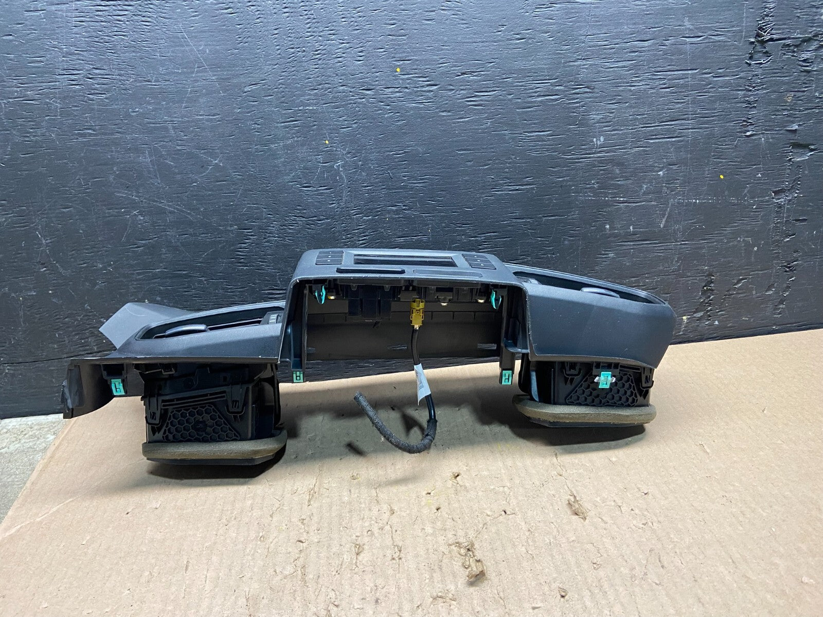 2020 to 2023 Ford Explorer Console Radio Display Screen Air Vents F5210 DG15