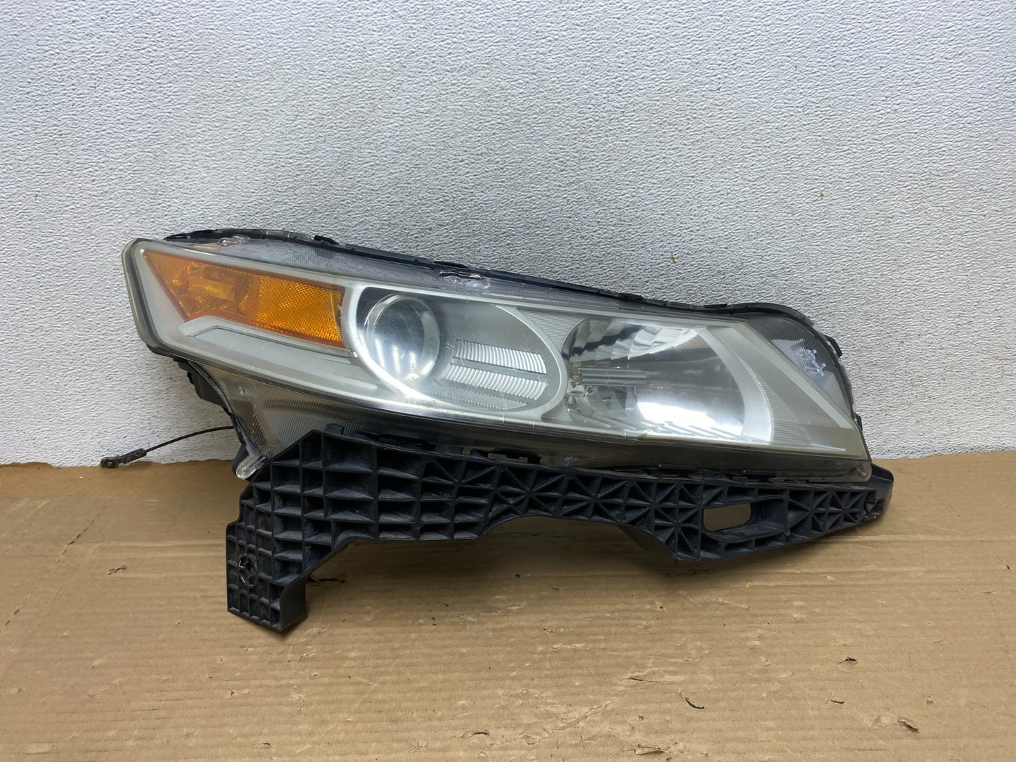 2009 to 2011 Acura TL Headlight Right Passenger Side Xenon HID AG8216 DW0