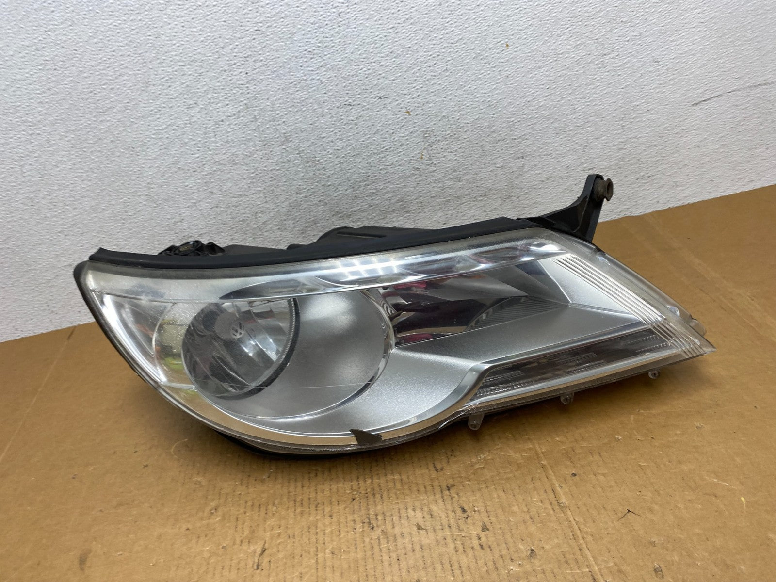 2009 to 2011 Volkswagen Tiguan Right Passenger Halogen Headlight AD9332 DW0