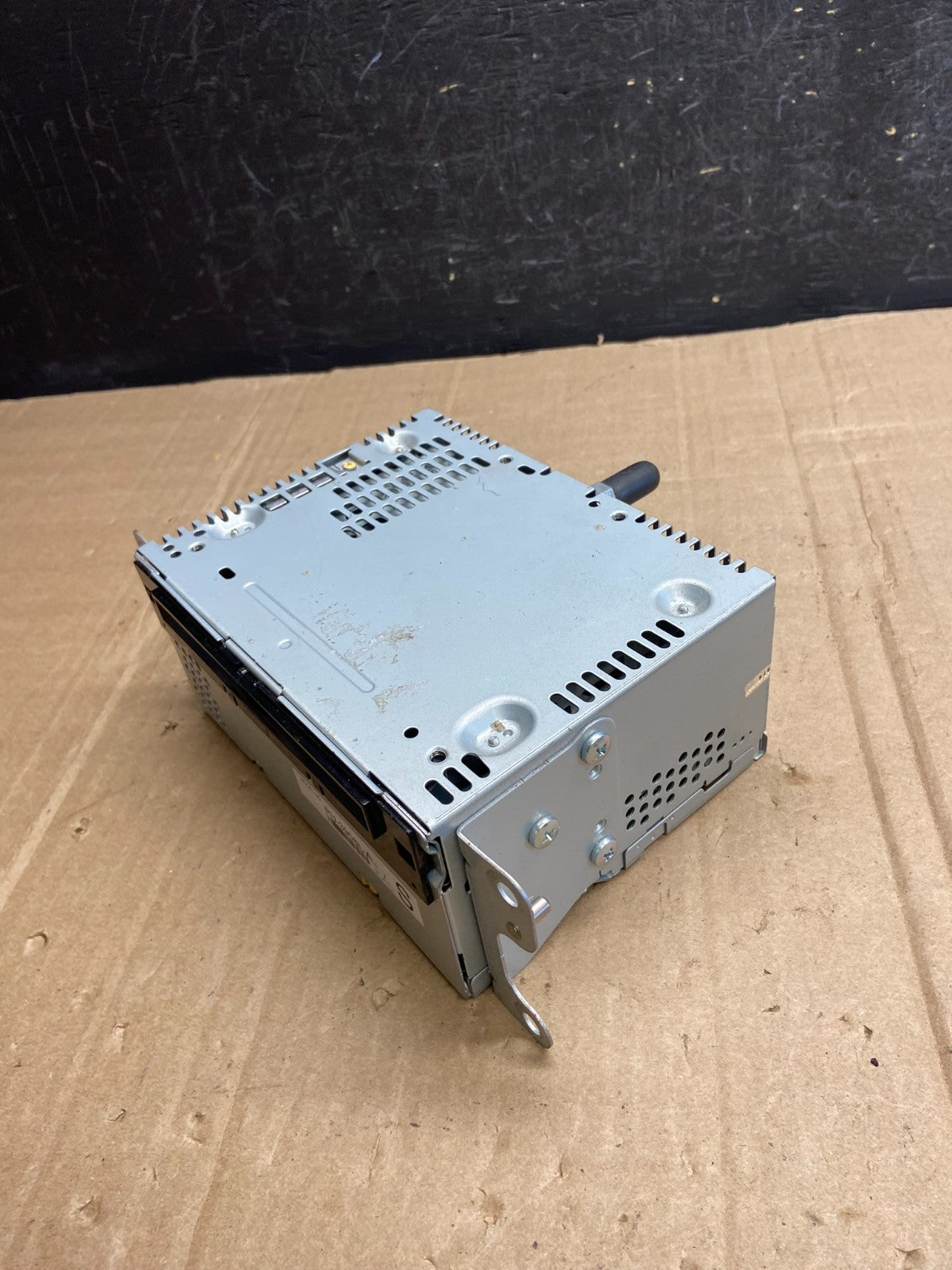 2013 to 2014 Ford Edge AM/FM Radio Reciever AD7172 DG2