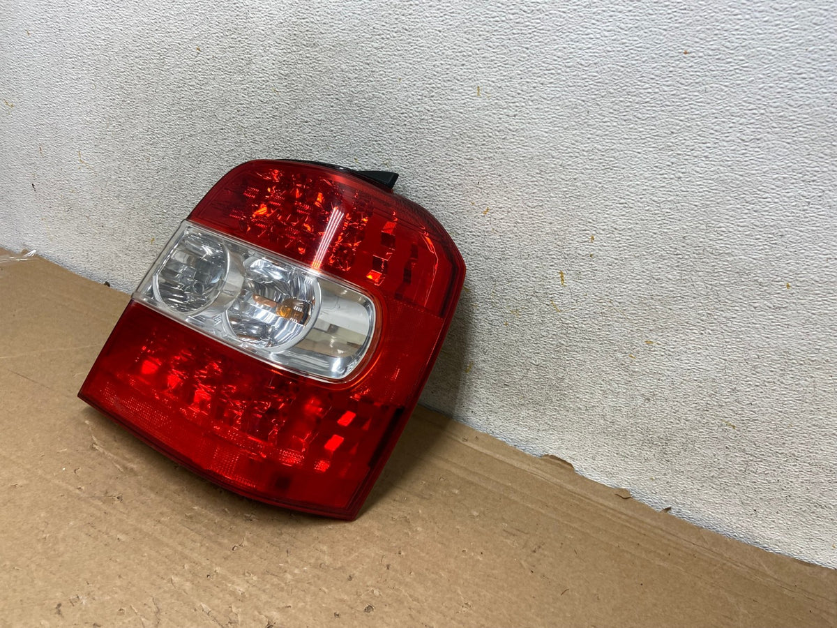 2006-2007 Toyota Highlander Hybrid Right Passenger Side Tail Light AH8439 LK2