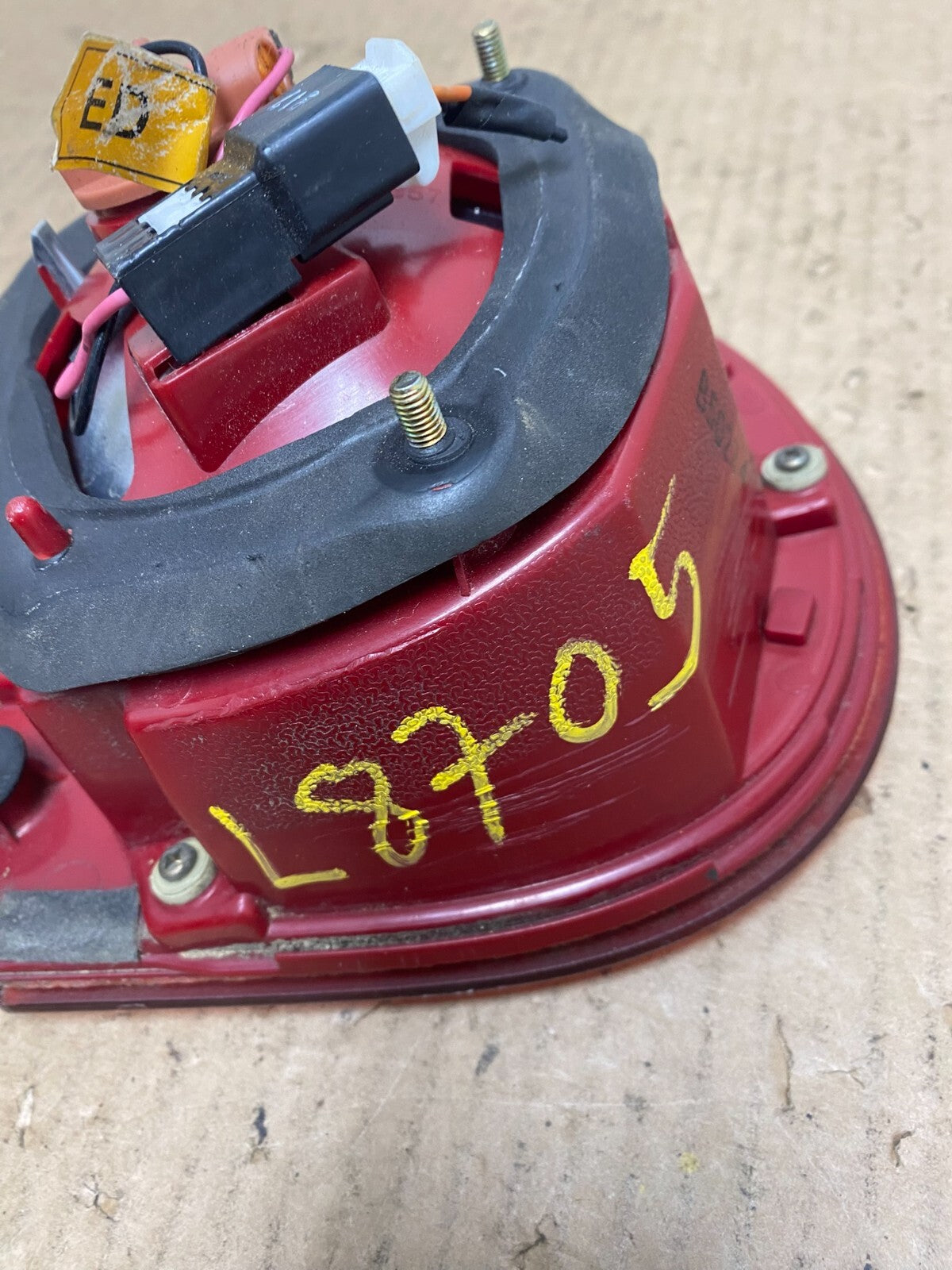 2004 2005 2006 Kia Amanti Right Passenger Side Tail Light Inner OEM L8705 DW7