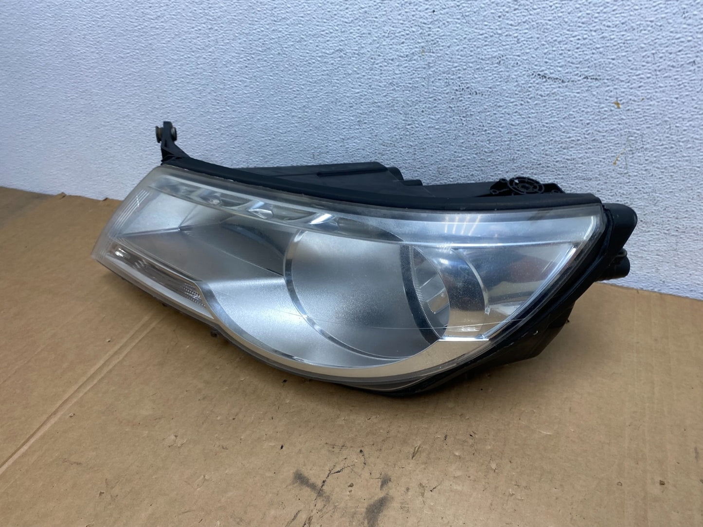 2009 to 2011 Volkswagen Tiguan Left Driver LH Halogen Headlight AD2753 DW1