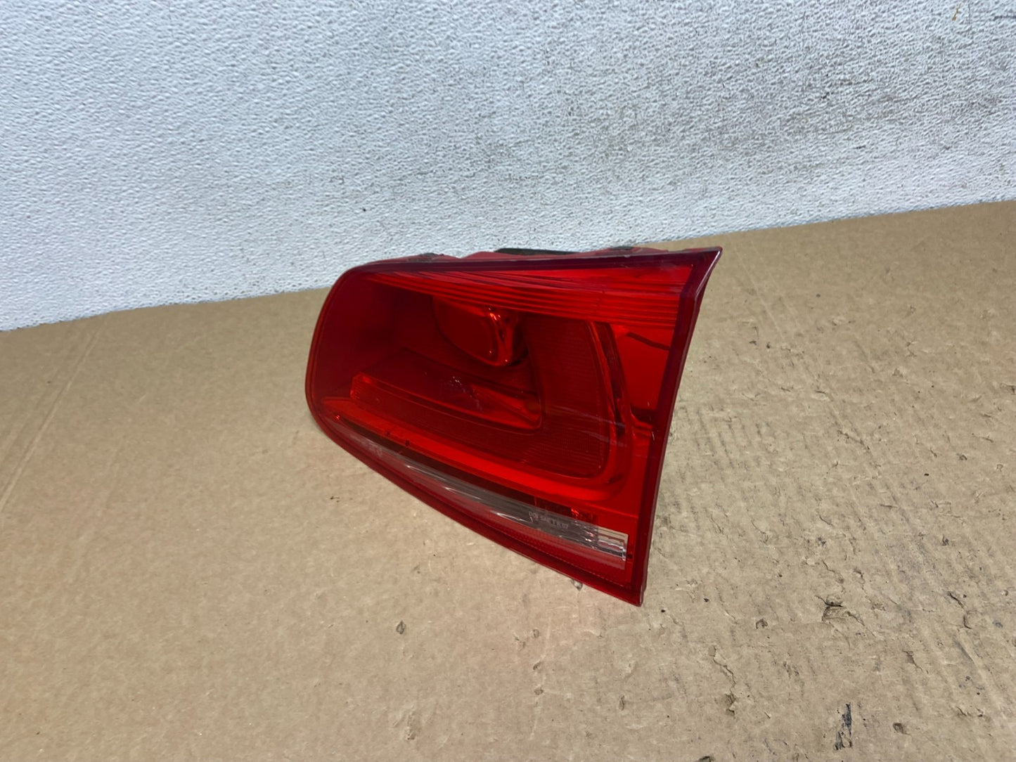 2011-2014 Volkswagen Touareg Right Passenger Side Inner Tail Light AF7960 GD1