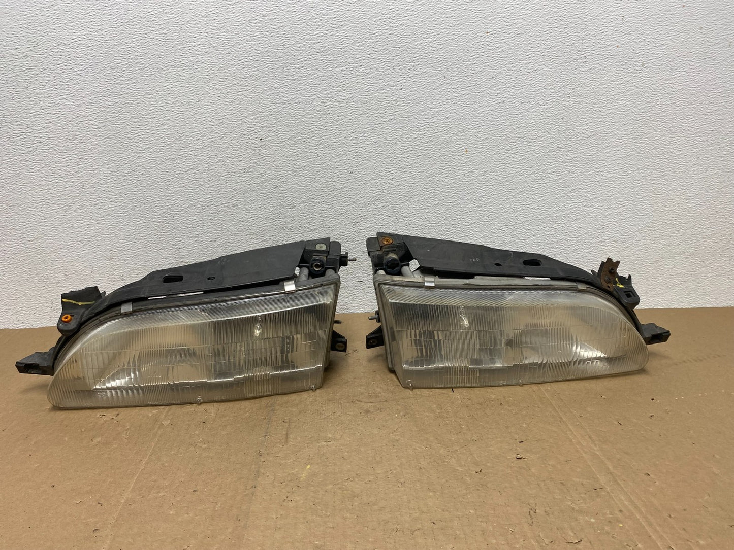 1993 to 1997 Toyota Corolla Left+Right Side Headlights AC5821 DW0