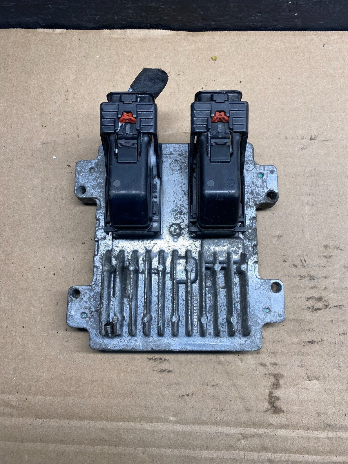2010 to 2013 Chevrolet Silverado Yukon Engine Control Module ECM ECU AE2096 DW0