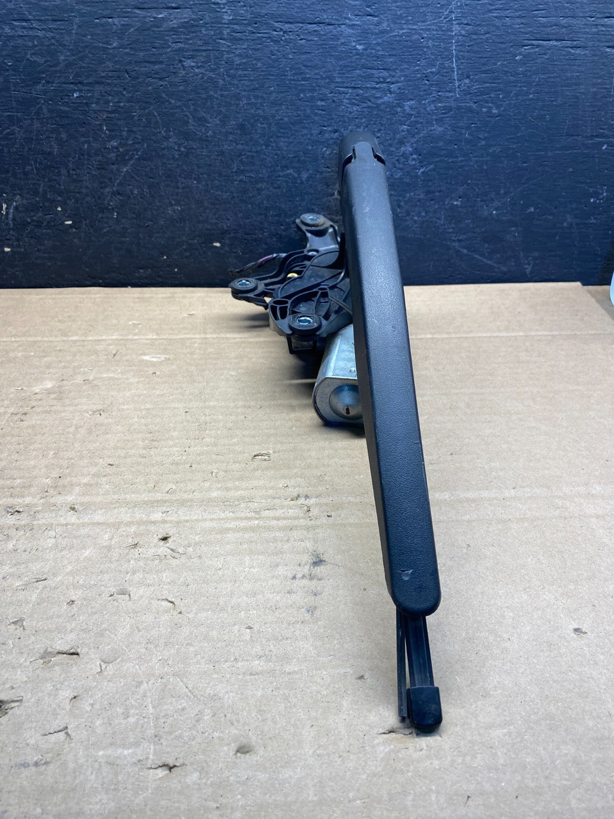 2011 to 2019 Ford Explorer Rear Windshield Wiper Motor ae8210 DG2