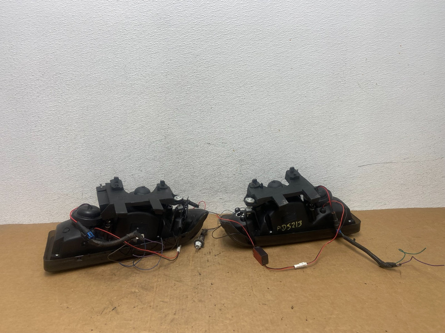 1998 to 2004 Chevrolet S10 Left+Right Set Side Headlights AD52138
