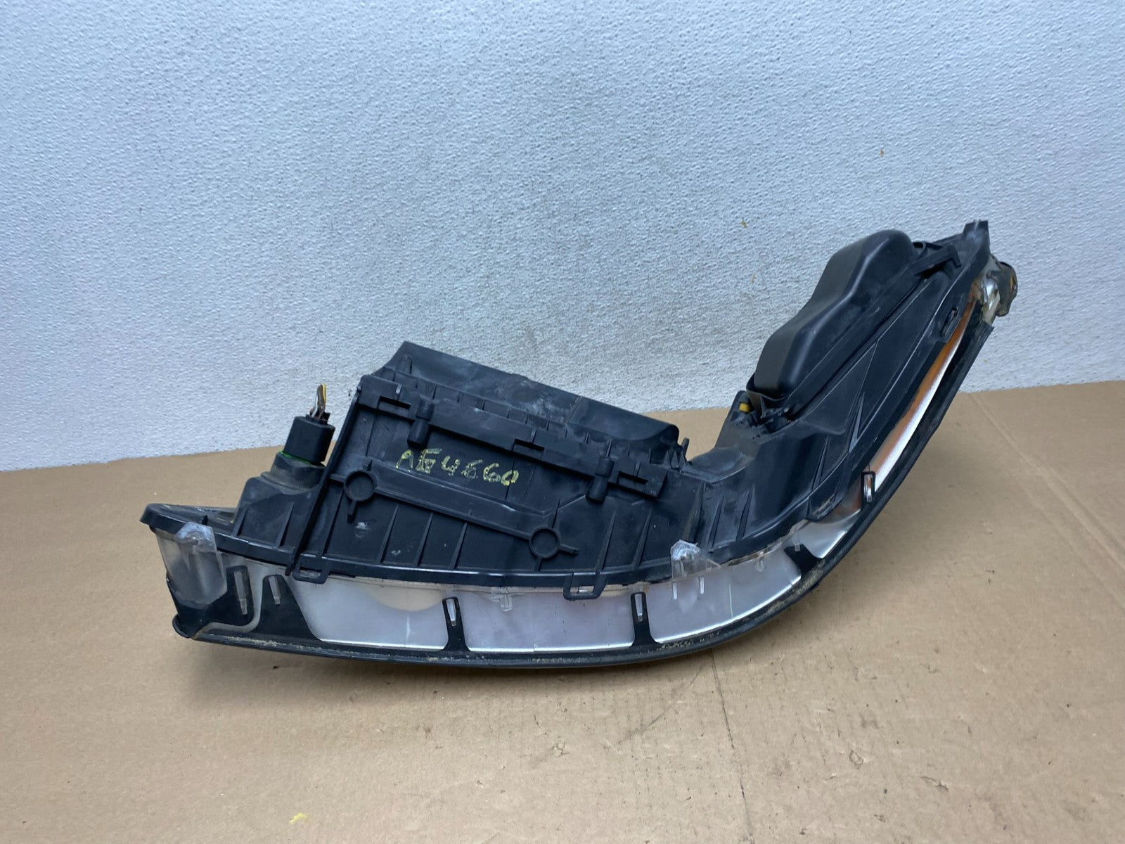 2005 to 2011 Lincoln Town Car Right Passenger Rh Side Headlight AG4660 DW9