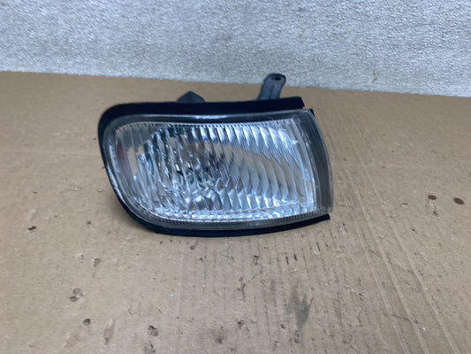 1997 - 1999 Nissan Maxima Right Passenger Rh Corner Turn Signal Oem T8238 DW0