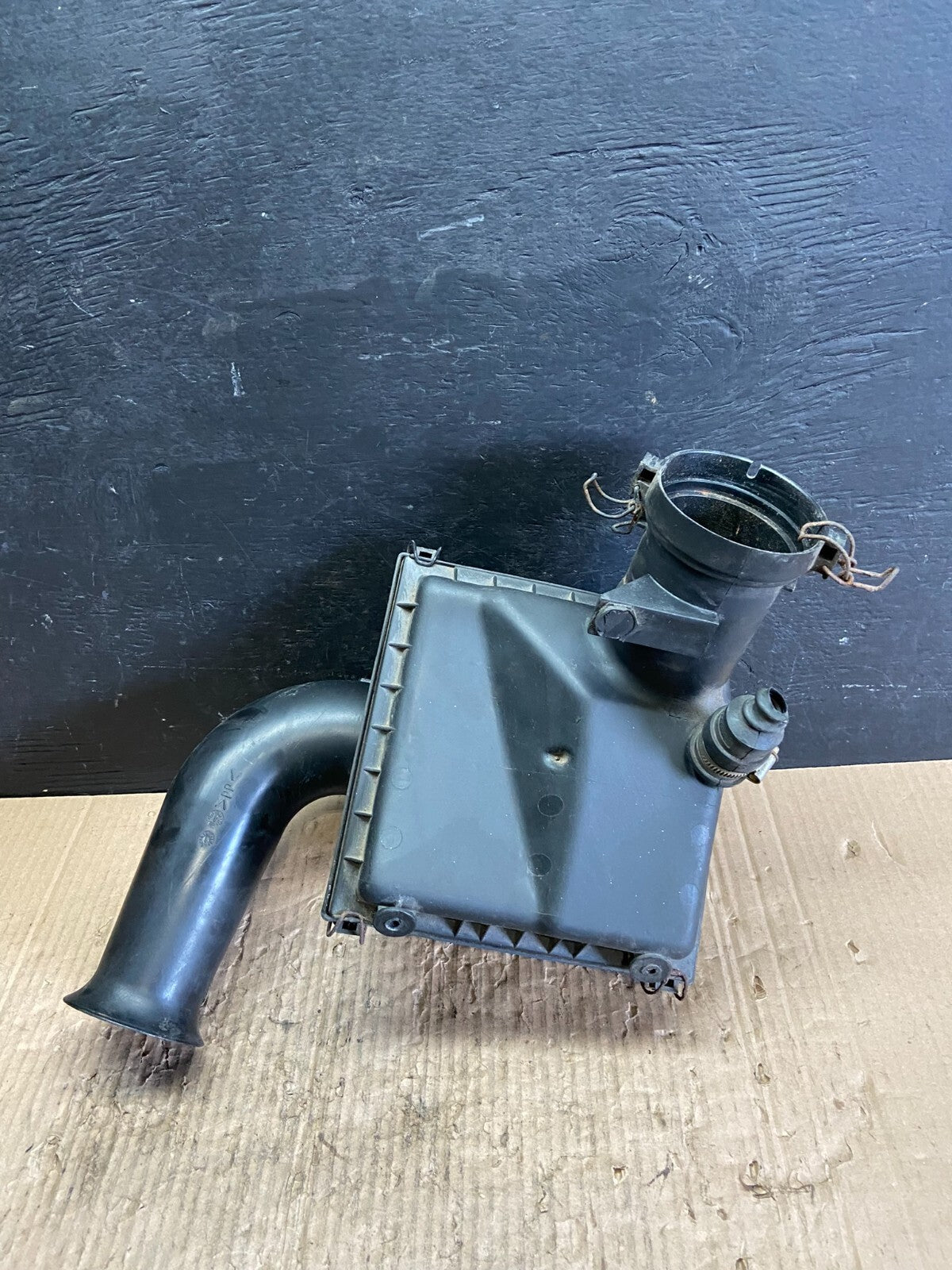 1995 to 1997 Jaguar XJ Air Filter Box Cleaner D2821 Oem DG15