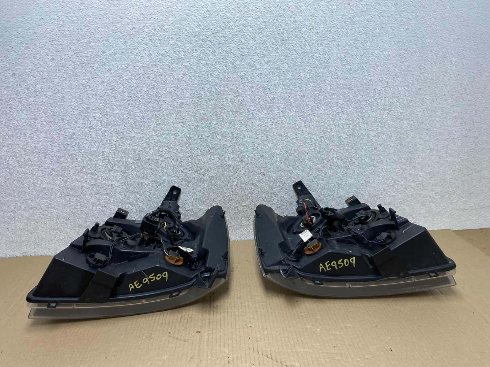 2007 to 2013 Chevrolet Suburban Tahoe Left+Right Set Headlights AE9509 DW9