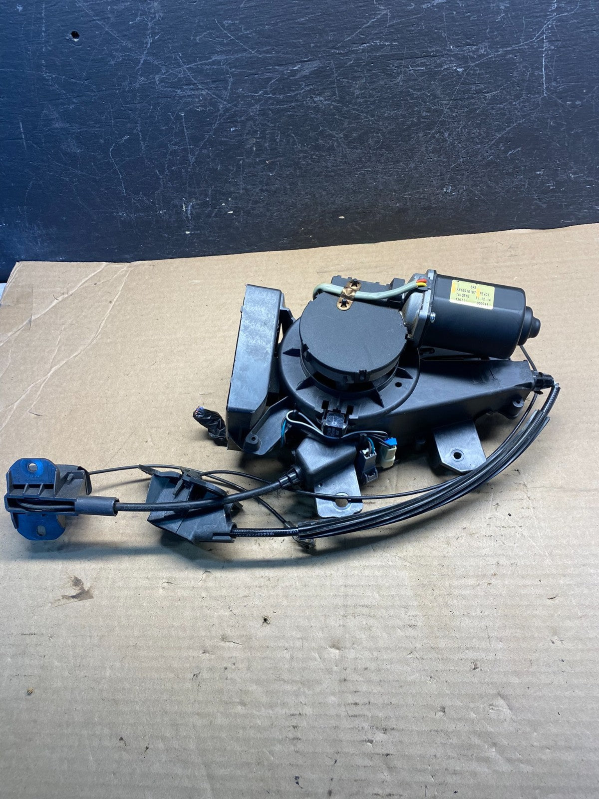 2011 to 2014 Kia Sedona Left Rear Side Sliding Door Power Motor AE0087 DG0