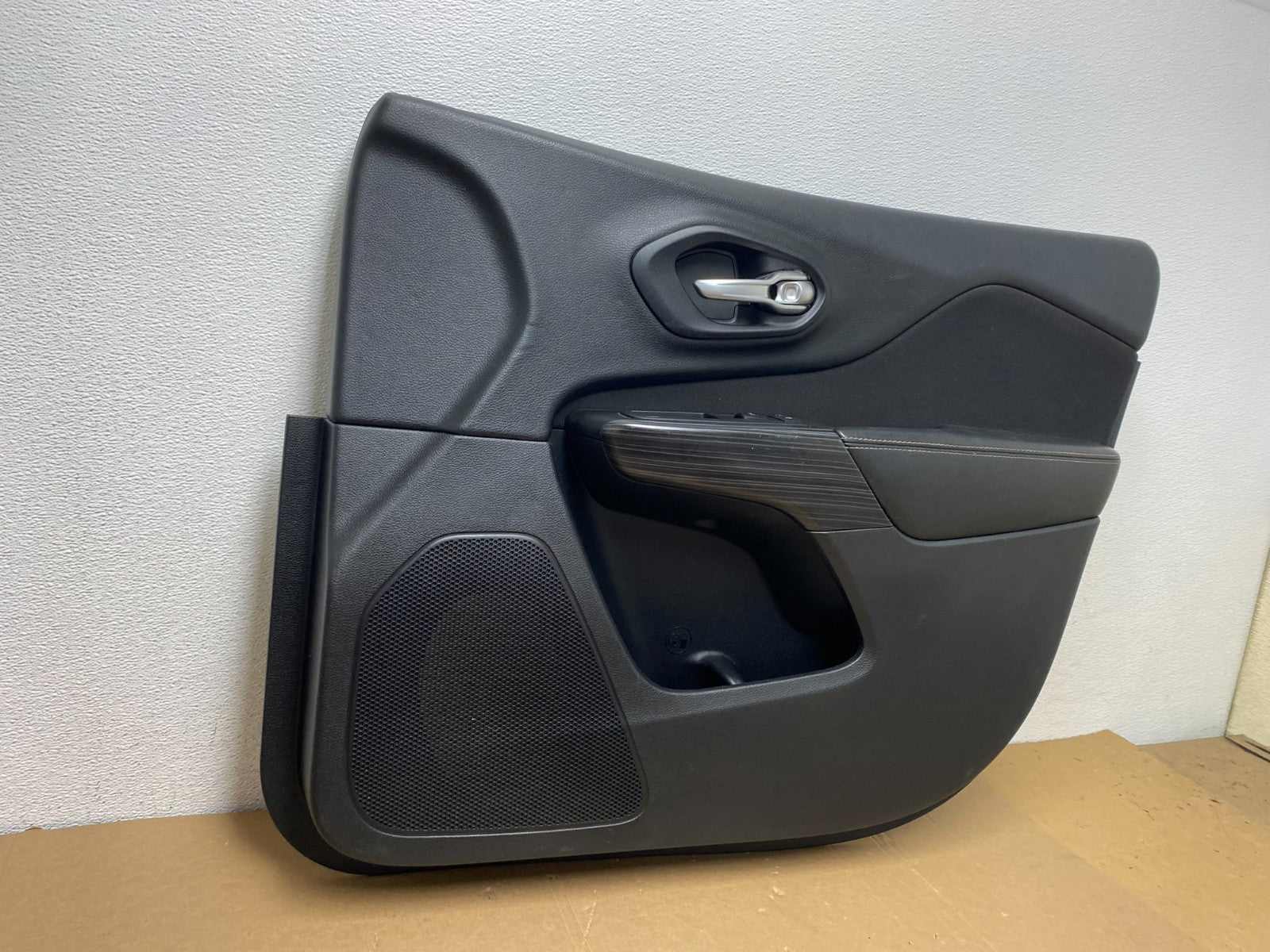 2014 to 2022 Jeep Cherokee Front Right Passenger Side Panel Door AD7864 DG2