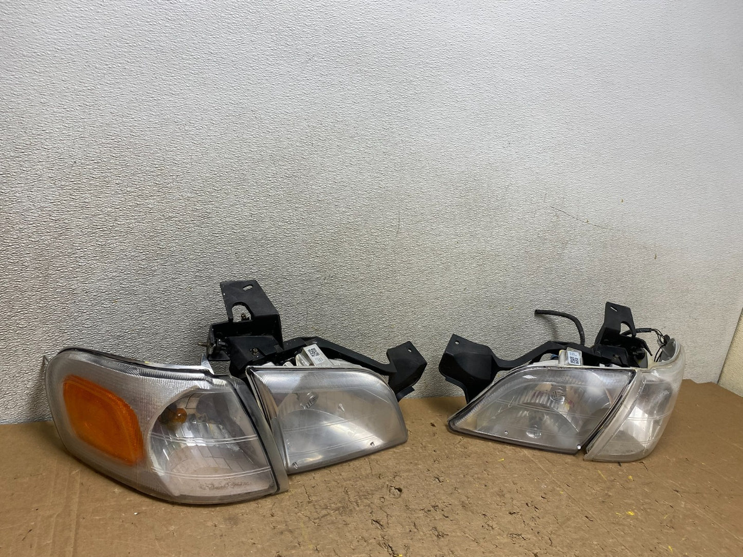 1997 to 2005 Chevrolet Venture Montana Left+Right Headlights V8297 DW2