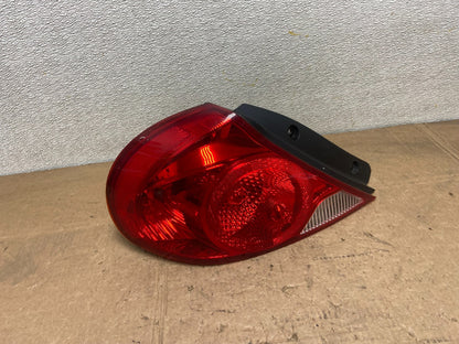 2002 to 2003 Kia Spectra Sedan Left Driver LH Side Tail Light Y6731 DW0