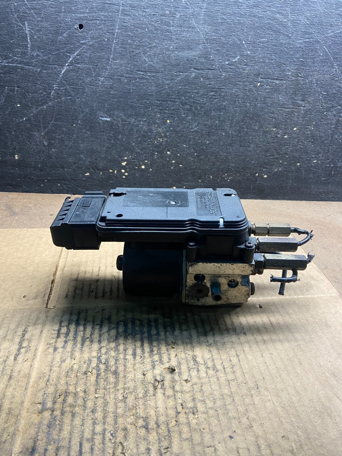 1999 to 2000 Ford F250 F350 SRW ABS Pump Control OEM 2c342c346be y4384 DG1