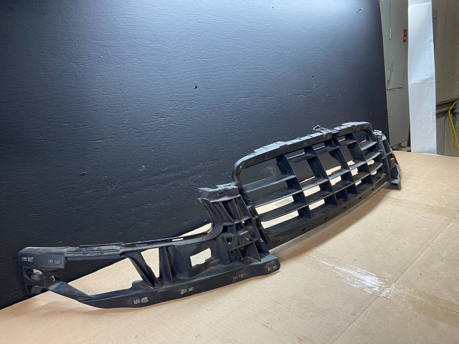 2009 2010 2011 Audi A6 Front Bumper Grille Bracket Retainer C9515 DG11