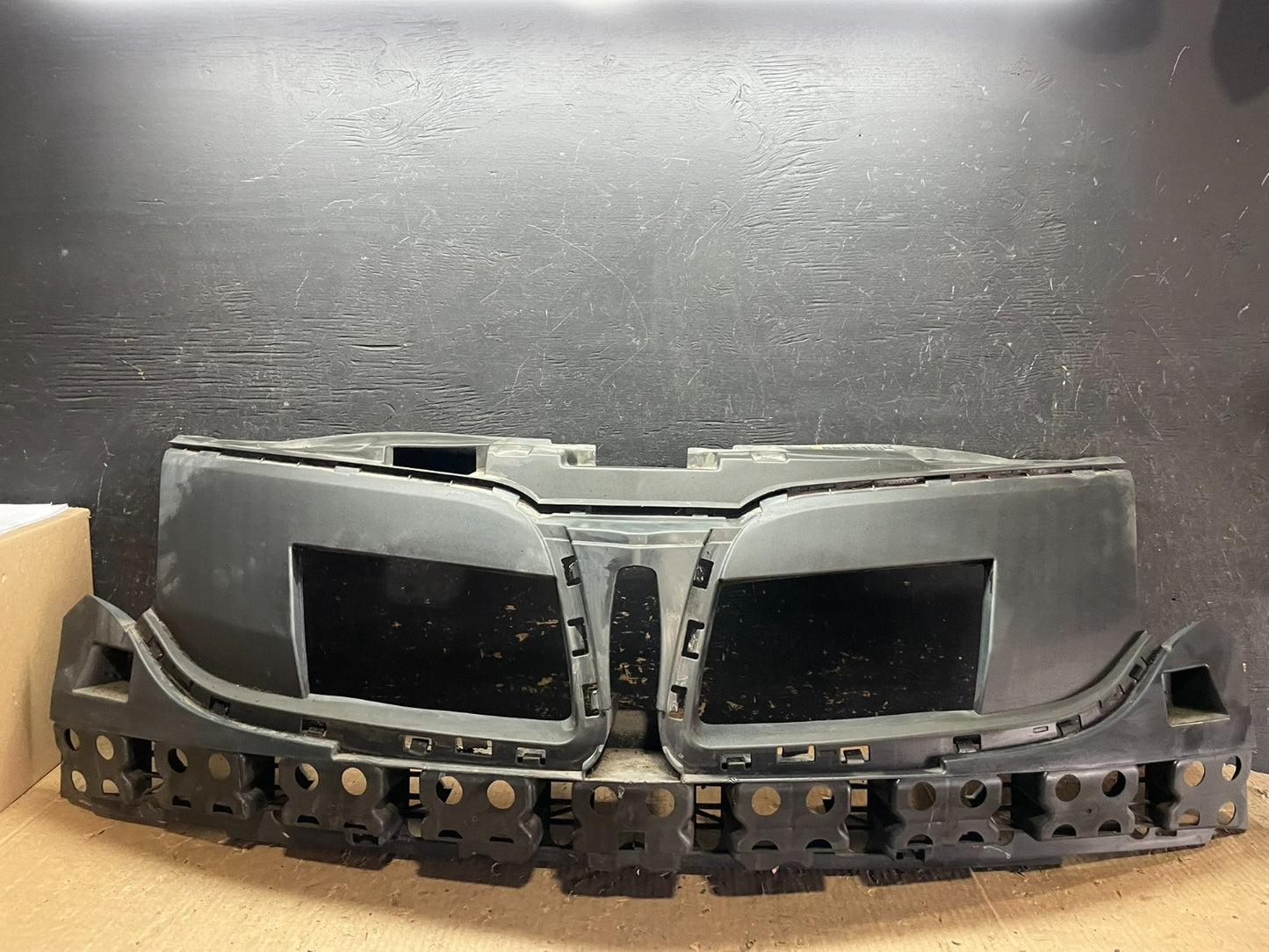 2013 to 2016 Lincoln MKT Grill Grille Support Panel OEM z3369 DG0