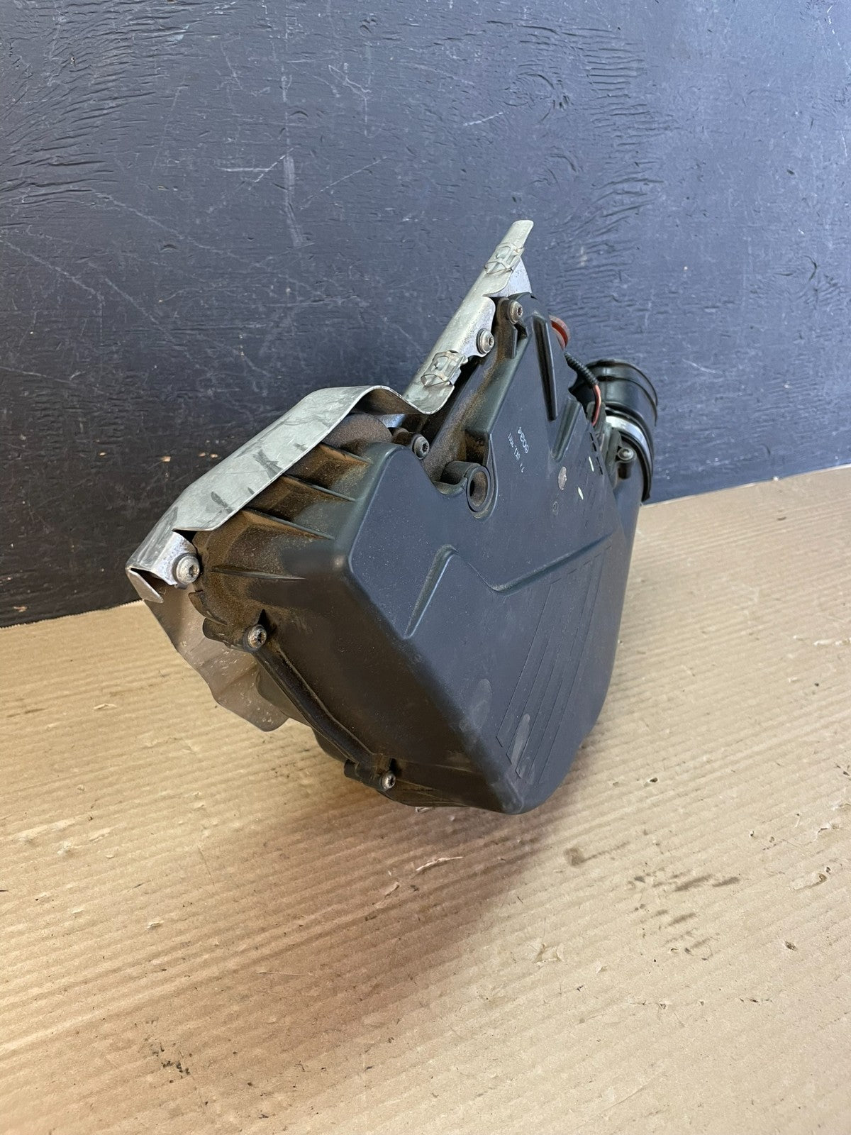 2013 - 2016 BMW 650i F06 Right Air Intake Cleaner Filter Box AF3481 DG1