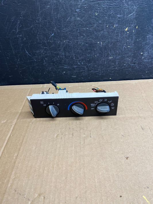 2001 - 2007 GMC Chevrolet Express 1500 Climate Control A/C AD2127 DG0