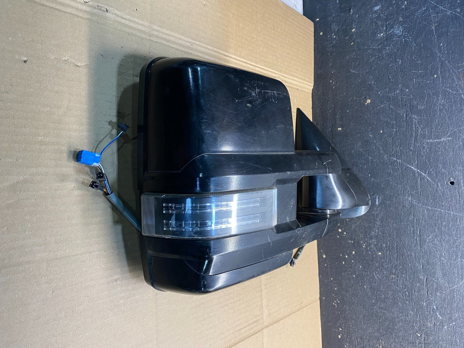 2003 - 2006 GMC Sierra Right Turn Signal Door Mirror AB04990