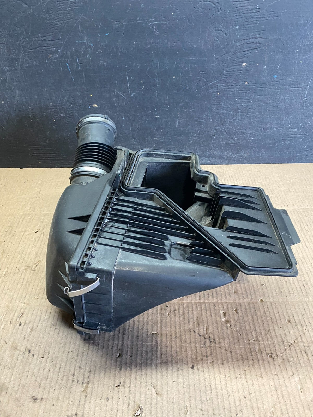 2002 to 2008 BMW 7 E65 E66 750Li 750i Right Side Air Cleaner Intake Box I3403 DG3