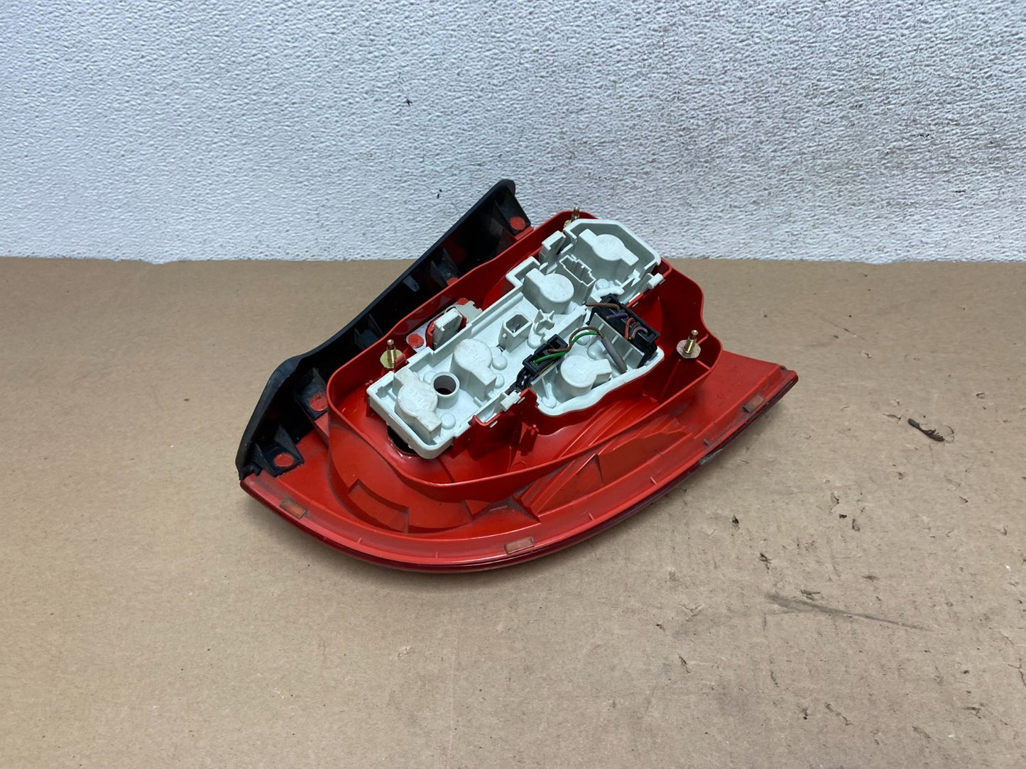 2001 to 2005 Volkswagen Right Passenger Side Tail Light AG41075