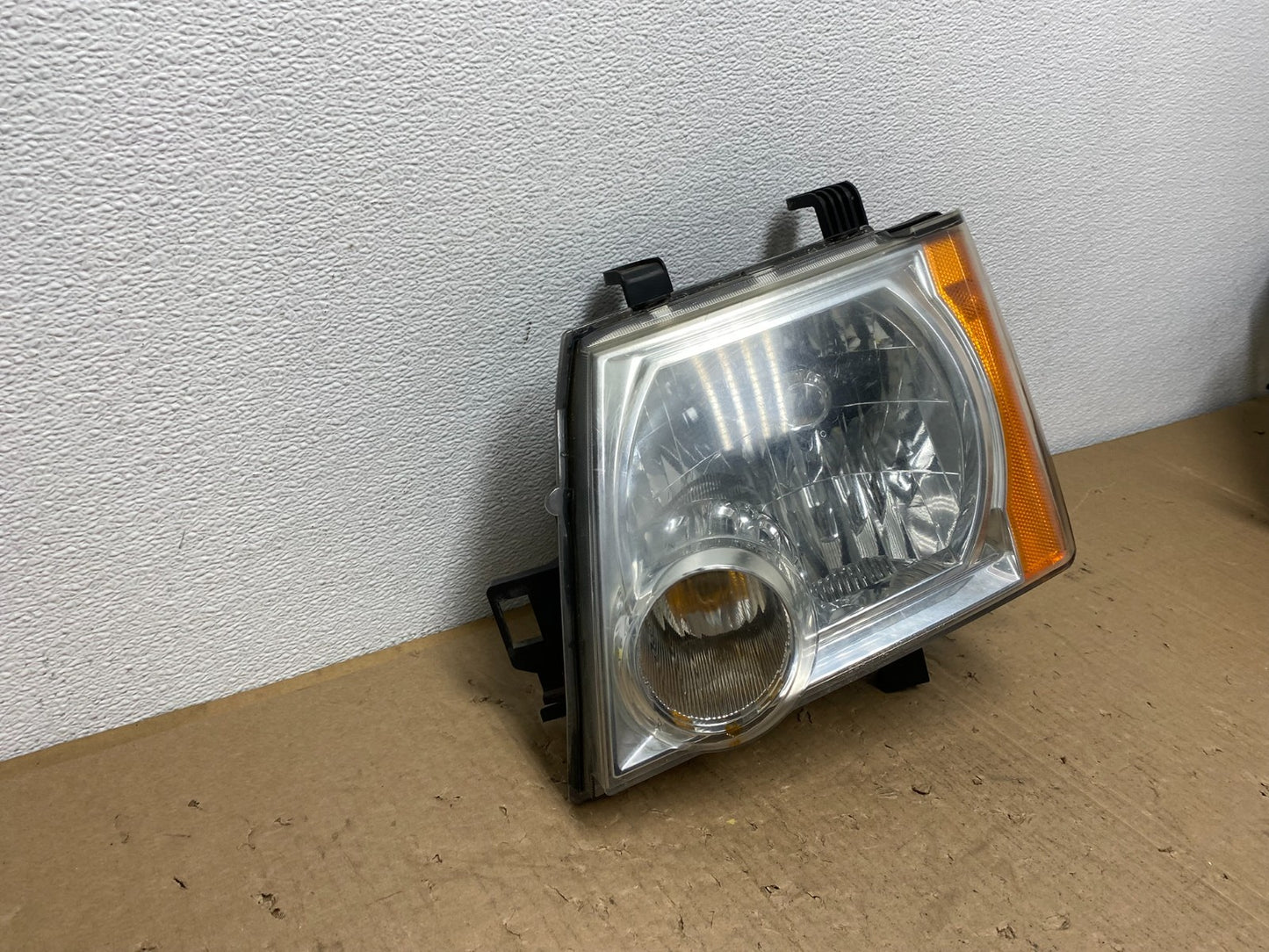 2005 - 2015 Nissan Xterra Driver Left LH Side Headlight AB6703 DW2