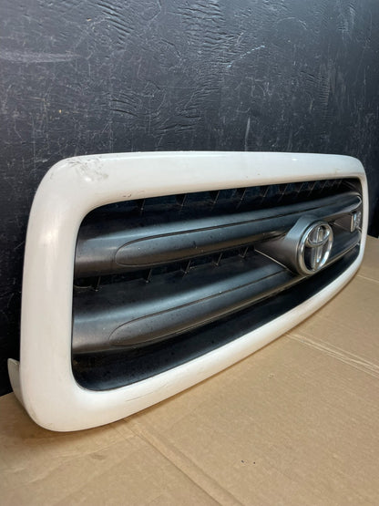 2001 to 2004 Toyota Sequoia Front Upper Grill Grille W/ Emblem AC5339 DG1