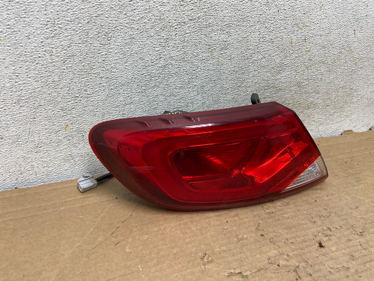 2015 2016 2017 Chrysler 200 Sedan Left Driver LH Side Tail Light AH9048 LK1